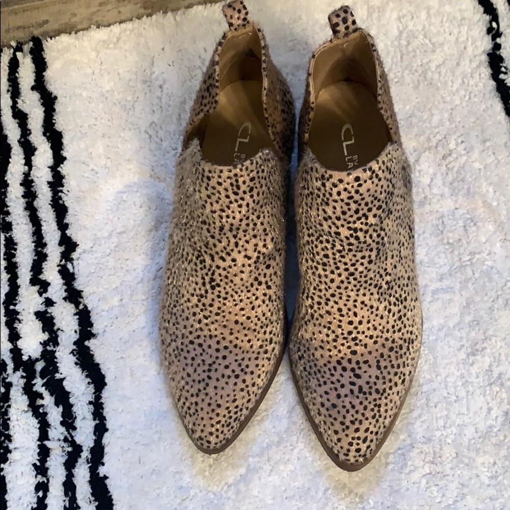 Women’s ankle booties in cheetah print